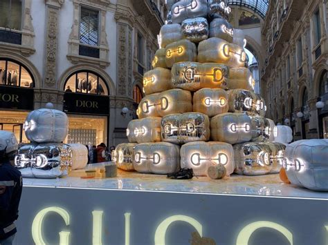 milano albero gucci imbrattato|Ultima generazione imbratta l'albero di Natale di Gucci in Galleria .